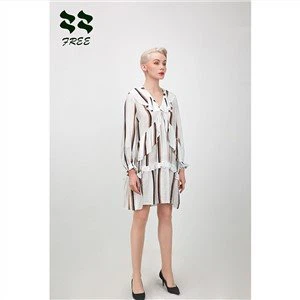 Loszittende elegante jurk met V-hals en stroken voor dames